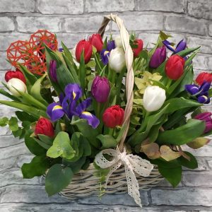 Корзина с тюльпанами для любимых на 14 февраля