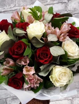Букет белых и бордовых роз